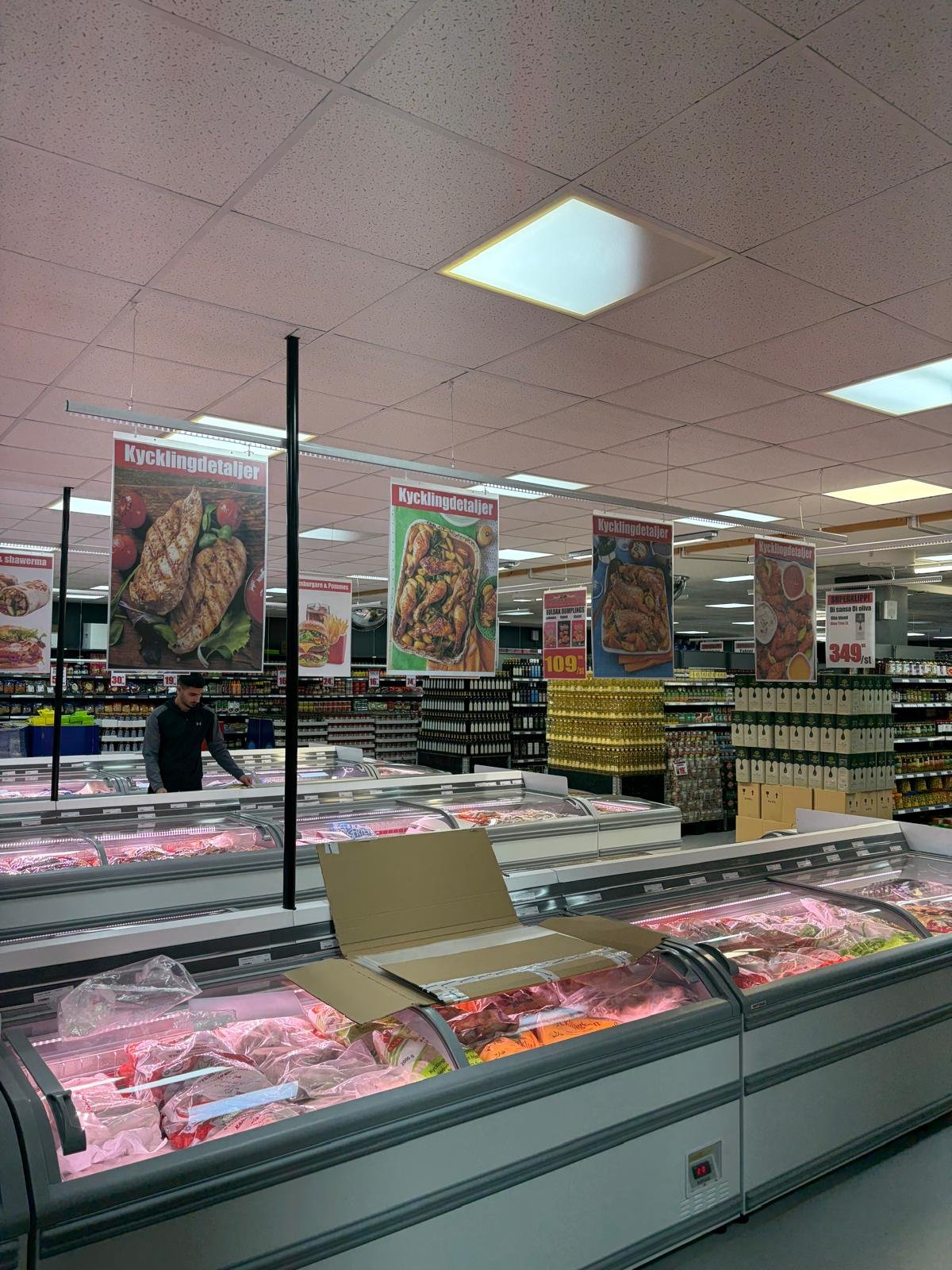 Butiksskyltar hängande i livsmedelsbutik — skyltprogram.se