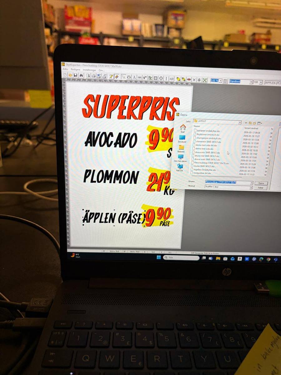 Skyltprogram på laptop — skapa prisskyltar i butik — skyltprogram.se